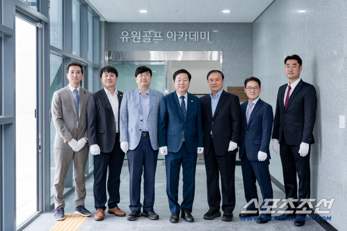 Chairman Kim Young-chan's private funds to spread the golf culture of students and local residents, donated eight GDR systems to the Yuwon Golf Foundation and Chungnam National University