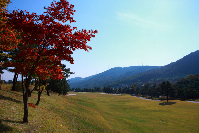 During the long Chuseok holiday, golf course business days vary widely, and which golf course is closed on the day of Chuseok?