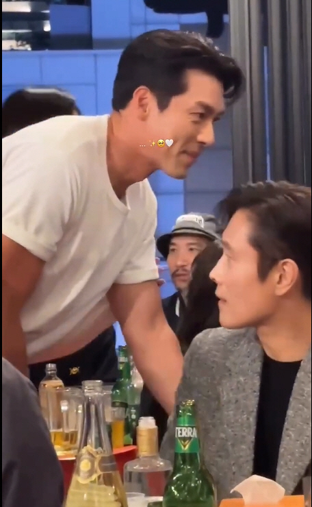 Hyun Bin ♥ A real couple wearing couple looks next to Son Ye-jin and Lee Byung-hun 