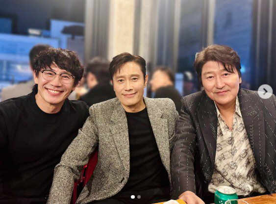 Lee Byung-hun Reunites with ‘JSA’ Co-stars After 25 Years