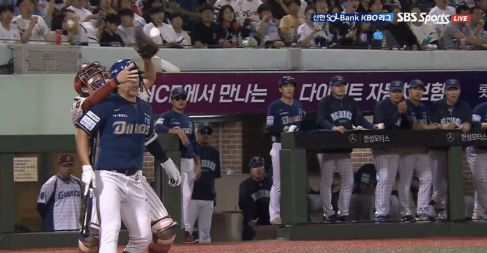 Mistake or intentional obstruction of defense → Lotte Wollin final hit! ...Can't we see Busan's fall this year. NC wins 42 games against Lotte 