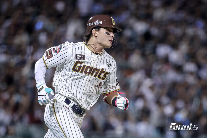 Mistake or intentional obstruction of defense → Lotte Wollin final hit! ...Can't we see Busan's fall this year. NC wins 42 games against Lotte 