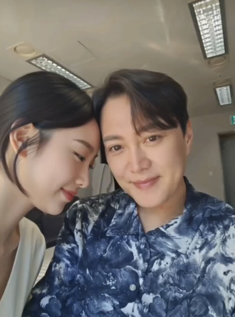 Moon Chun-sik, please release the video of the kiss with his wife