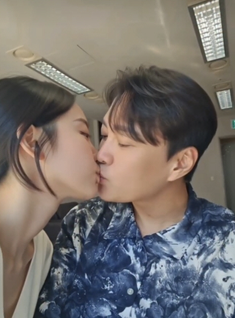 Moon Chun-sik, please release the video of the kiss with his wife
