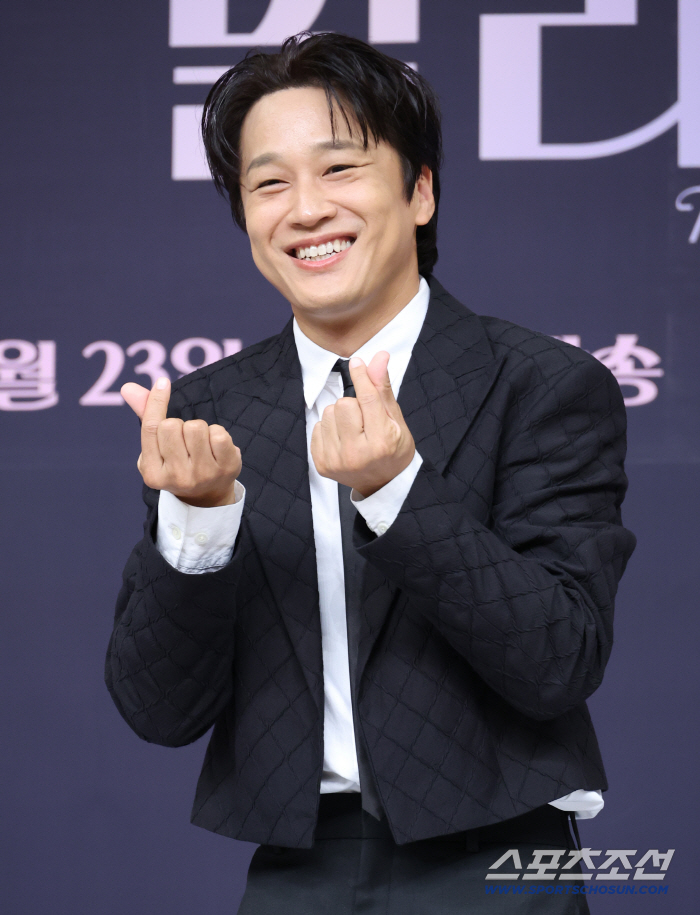 'Our Ballad.' Cha Tae-hyun said, 'The pre-release video made me cry. I was embarrassed but I meant it.'