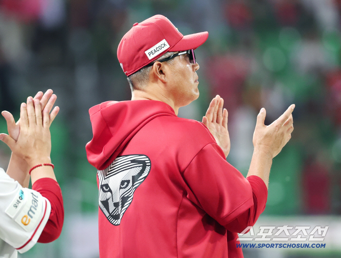  Coach Lee Sung-yong greets the players