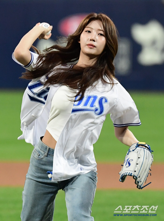  EVERGLOW SIHYEON is throwing the first pitch