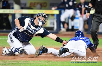  Koo Ja-wook getting tagged out at home