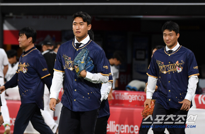  KT Wiz Round 1 Park Ji-hoon stands in front of Suwon fans