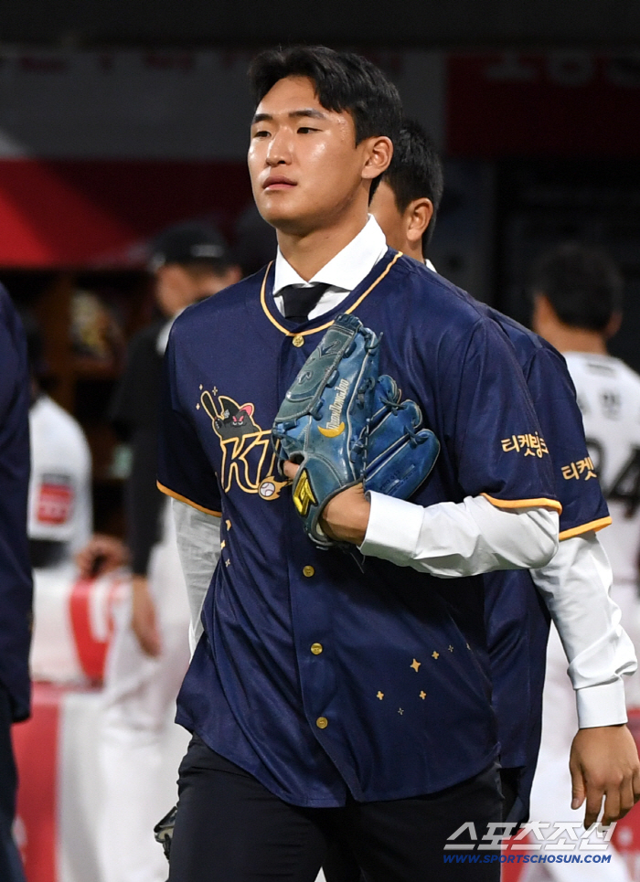  KT Wiz Round 1 Park Ji-hoon stands in front of Suwon fans