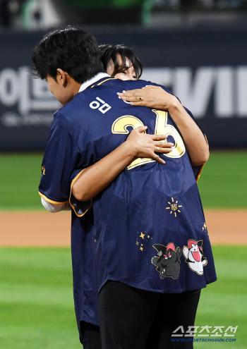  KT Wiz's Lim Sang-woo, a hot hug