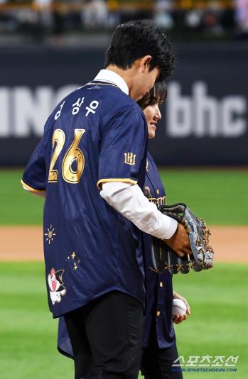  KT Wiz's Lim Sang-woo's mom and a hot hug