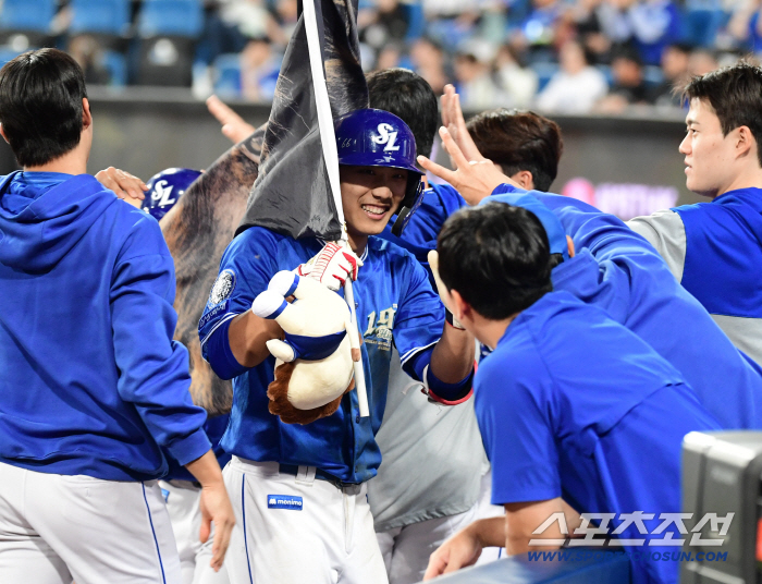  Lee Jae Hyun's happy two-run home run shot