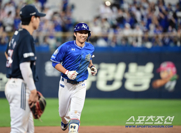  Lee Jae Hyun's happy two-run home run shot