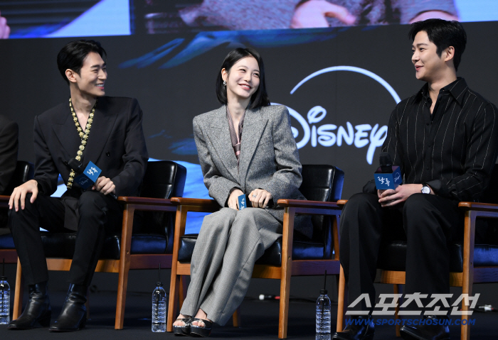  Park Seo Ham and Ro Woon smile at Shin Yeun's aegyo