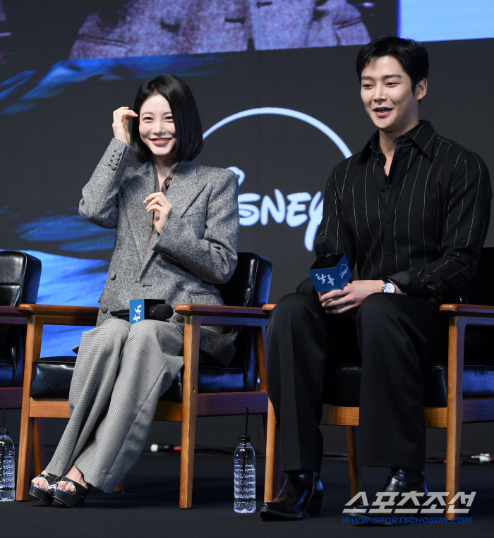  Ro Woon smiles at Shin Yeun's aegyo