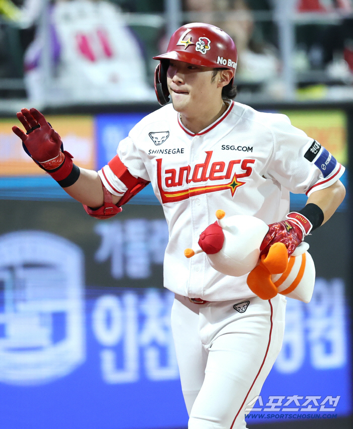  Two-run shot, Jihoon Choi.