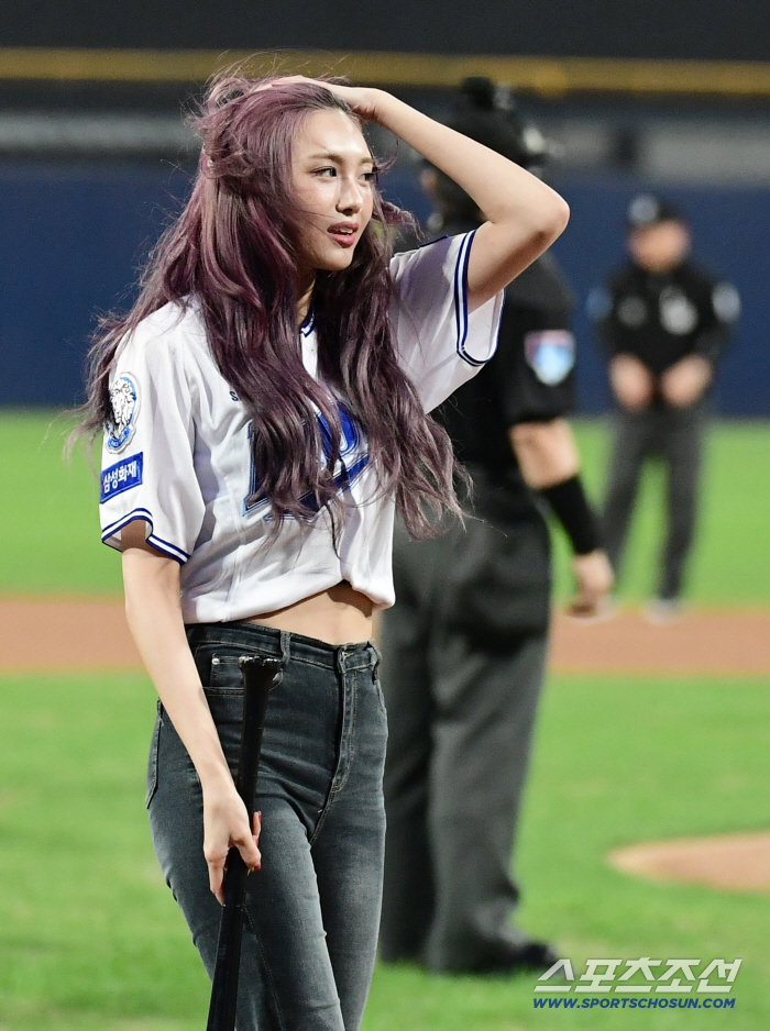  We're at the ballpark to play EVERGLOW's Asha Sita