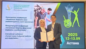 Professor Jeong Tae-doo of Kazakhstan's Ministry of Health, the first Korean to receive a merit award...Contributing to the Growth of Rehabilitation Medicine