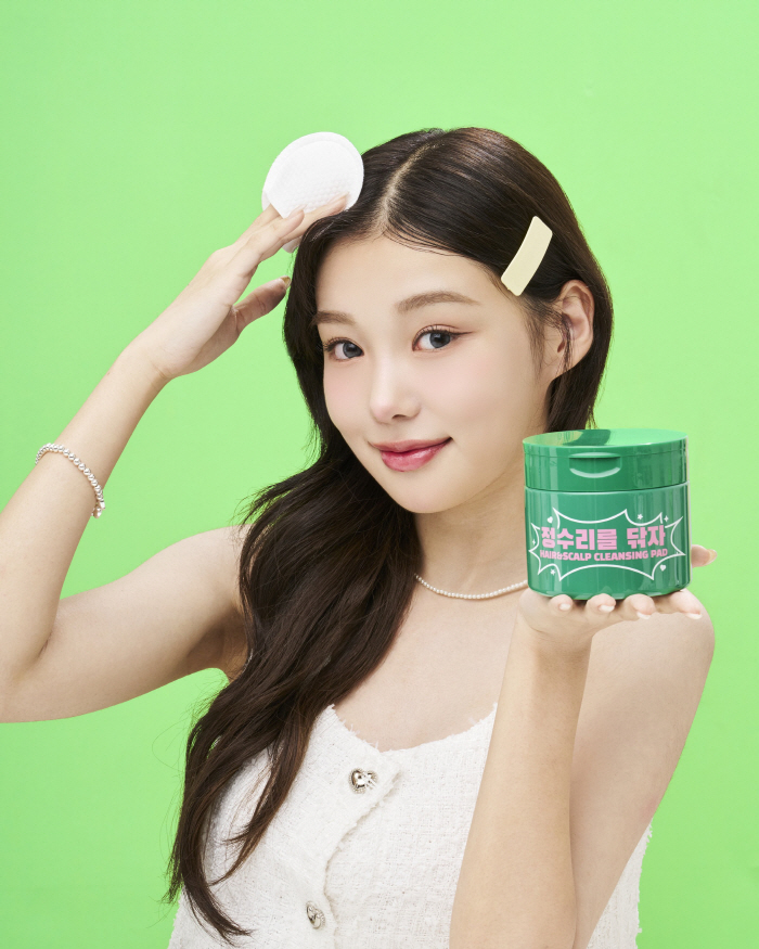 Remove oil and smell and improve hair volume at once...Dongkuk Pharmaceutical Shows Hair Cleansing Pad Madeka's Top of the Head