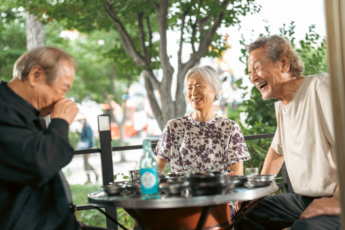  Three elderly people eating without a radio...Park Geun-hyung and Jang-yong → Ye Soo-jung, there is no such deep friendship (Roundup)