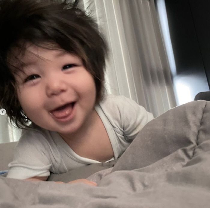 Shim Hyung-tak, you're cuter with the lion's head down...a lovely smile with one's eyes