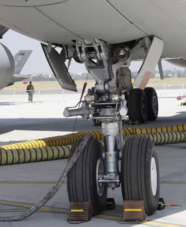 Thirteen-year-old boy sneaks into the airplane wheel compartment...I was going to take another flight