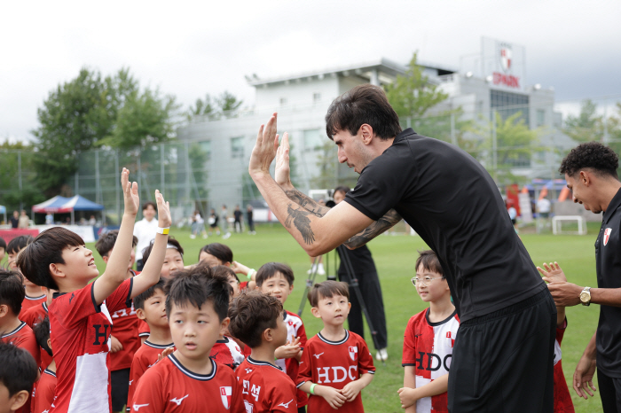We have to go. K-League football dreamers gathered in Busan. K-League Futures Football Festival is a success
