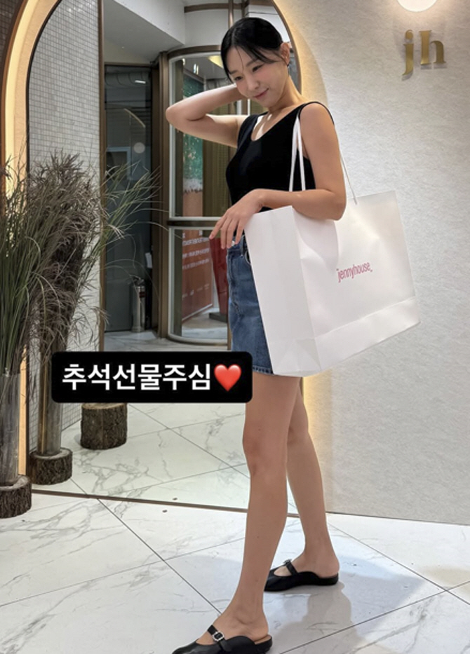 46-year-old Lee Ji-hye, is menopause already here? Am I the only one wearing a sleeveless shirt even in autumn rain