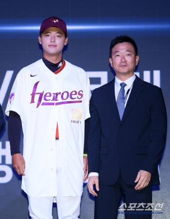 700 million won instead of going to the U.S.! No. 1 rookie, Park Joon-hyun, Park Seok-min, not the end, but the contract for 13 Kiwoom rookies has been completed. 