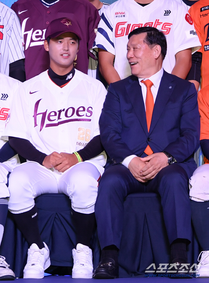 700 million won instead of going to the U.S.! No. 1 rookie, Park Joon-hyun, Park Seok-min, not the end, but the contract for 13 Kiwoom rookies has been completed. 