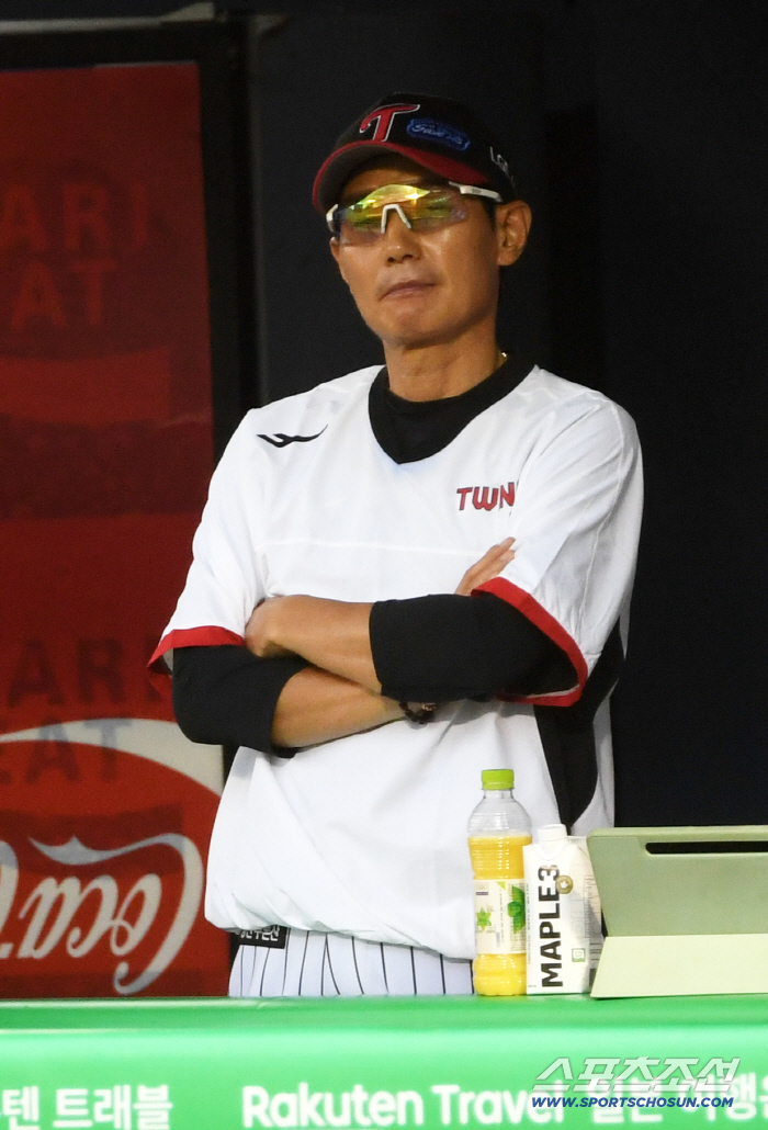 Although he hates it, he made a shocking comeback by pushing back the record of seven consecutive four-pitch pitches and six consecutive throws. The bare face of the No. 1 bullpen, which he wanted to hide, was revealed 