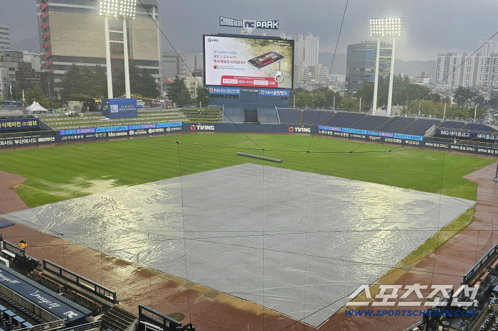 The baseball stadium is flooded with 15 minutes of heavy rain. It was pushed back to 7 o'clock against LGNC