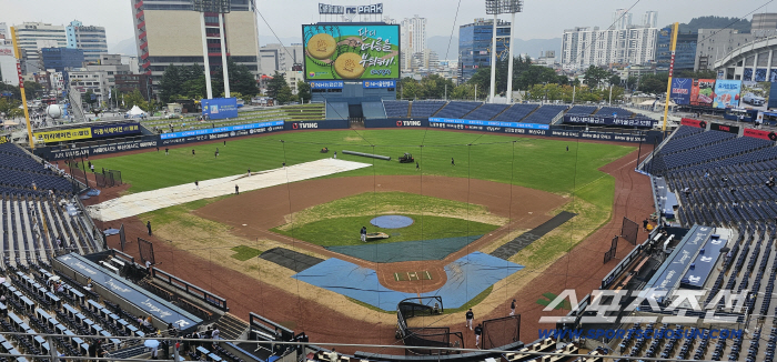 The baseball stadium is flooded with 15 minutes of heavy rain. It was pushed back to 7 o'clock against LGNC