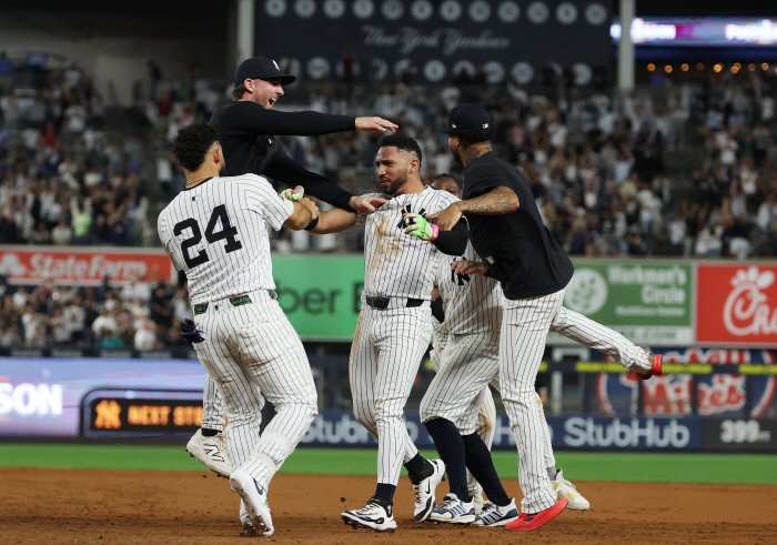 Baseball starts at two outs in the bottom of the ninth inning. A tie with wild pitches → end with a lucky hit. Yankees Confirm 8th PS in 9 Years 
