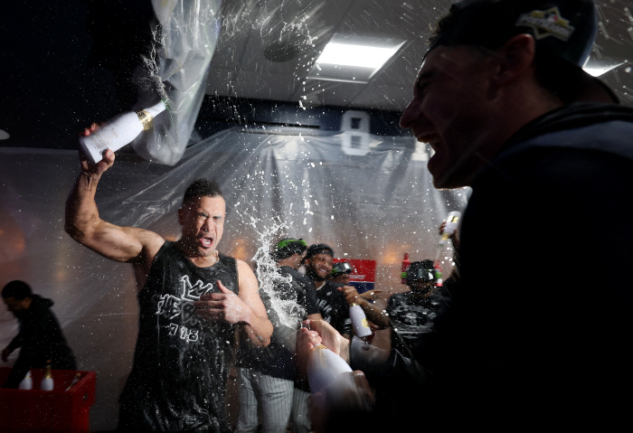 Baseball starts at two outs in the bottom of the ninth inning. A tie with wild pitches → end with a lucky hit. Yankees Confirm 8th PS in 9 Years 