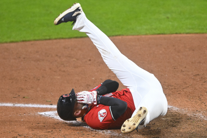CLE's designated hitter who was hit in the face by a 160-kilometer fastball was transferred to the hospital, and he was surprised that he was unable to throw the pitcher properly