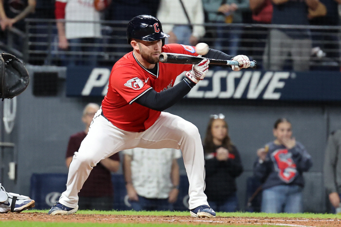 CLE's designated hitter who was hit in the face by a 160-kilometer fastball was transferred to the hospital, and he was surprised that he was unable to throw the pitcher properly