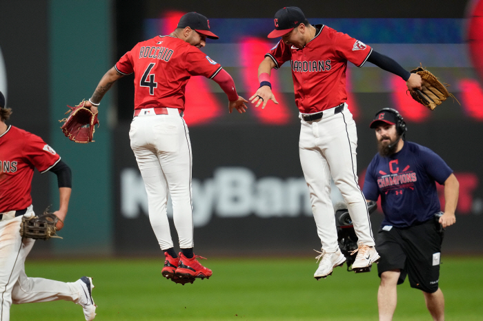 CLE's designated hitter who was hit in the face by a 160-kilometer fastball was transferred to the hospital, and he was surprised that he was unable to throw the pitcher properly
