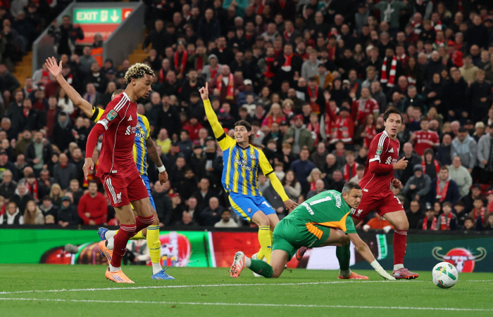 Do you have a problem with your intelligence? Liverpool striker with 140 billion won, scored the winning goal, took off his uniform and left in a ridiculous way...Team won 21 games against Saulton. 