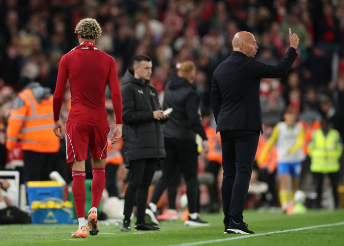 Do you have a problem with your intelligence? Liverpool striker with 140 billion won, scored the winning goal, took off his uniform and left in a ridiculous way...Team won 21 games against Saulton. 