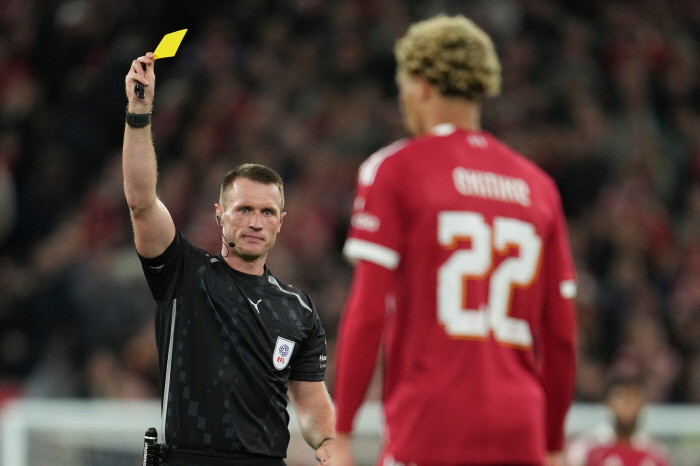 Do you have a problem with your intelligence? Liverpool striker with 140 billion won, scored the winning goal, took off his uniform and left in a ridiculous way...Team won 21 games against Saulton. 
