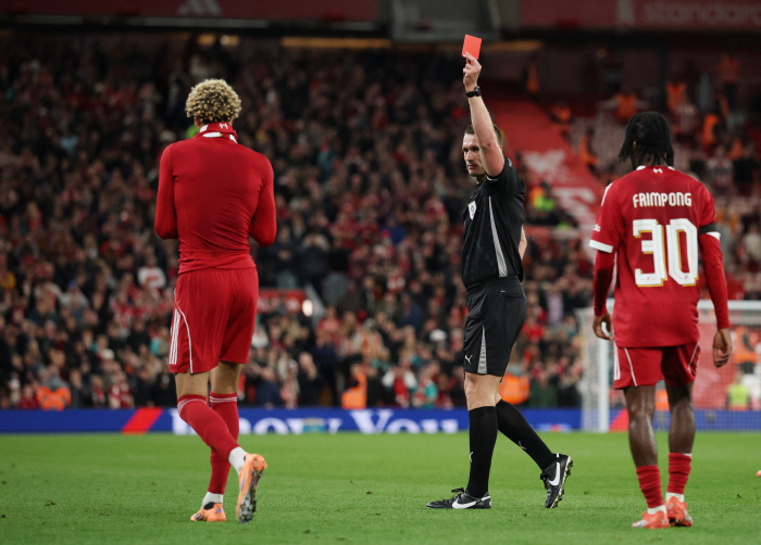 Do you have a problem with your intelligence? Liverpool striker with 140 billion won, scored the winning goal, took off his uniform and left in a ridiculous way...Team won 21 games against Saulton. 