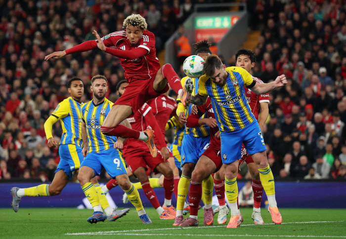 Do you have a problem with your intelligence? Liverpool striker with 140 billion won, scored the winning goal, took off his uniform and left in a ridiculous way...Team won 21 games against Saulton. 