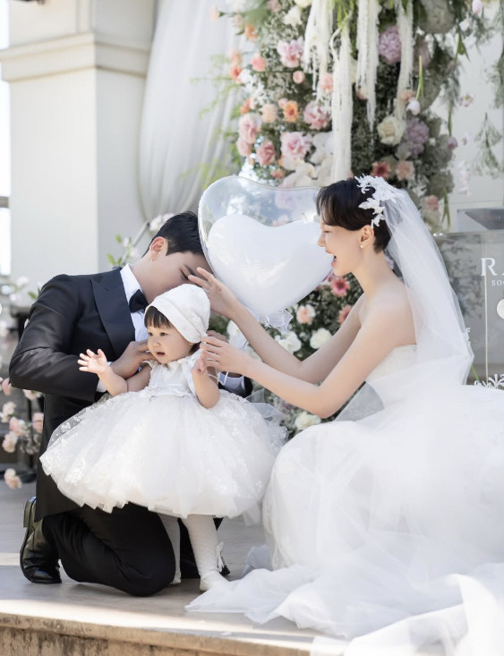 A fairytale wedding with Lee Yoo-young and her daughter. Perfect wedding ceremony with dopamine bursting