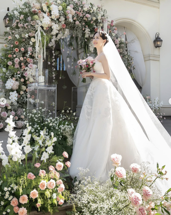 A fairytale wedding with Lee Yoo-young and her daughter. Perfect wedding ceremony with dopamine bursting
