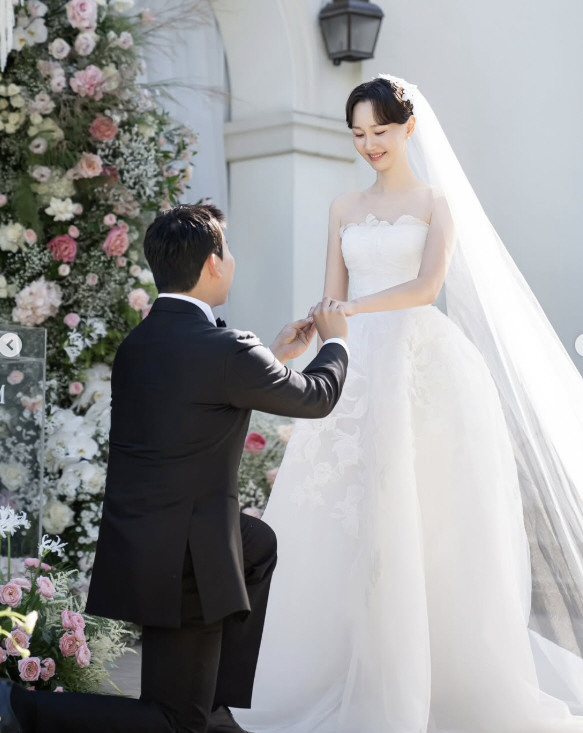 A fairytale wedding with Lee Yoo-young and her daughter. Perfect wedding ceremony with dopamine bursting
