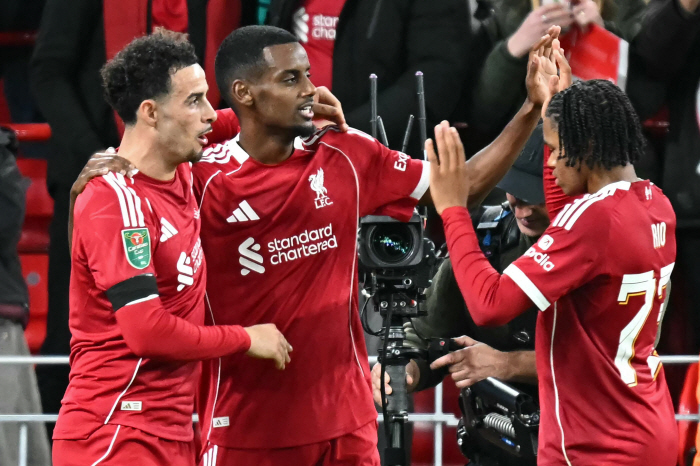 It's ridiculous, stupid. Liverpool 149 billion new strikers, the worst goal ceremony to leave, and even the slot manager is furious