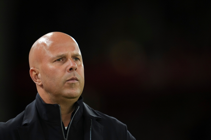 It's ridiculous, stupid. Liverpool 149 billion new strikers, the worst goal ceremony to leave, and even the slot manager is furious