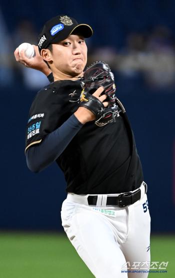 Koo Chang-mo, who played two scoreless games, only four innings against LG today. The next pitcher is a fireballer who got his first win since his debut
